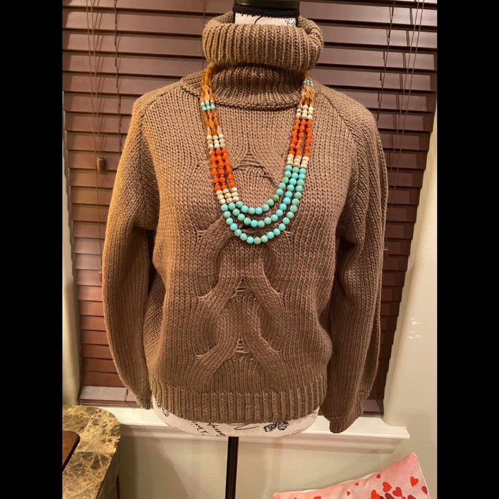 This a a Mocha sweater size Small 🤎